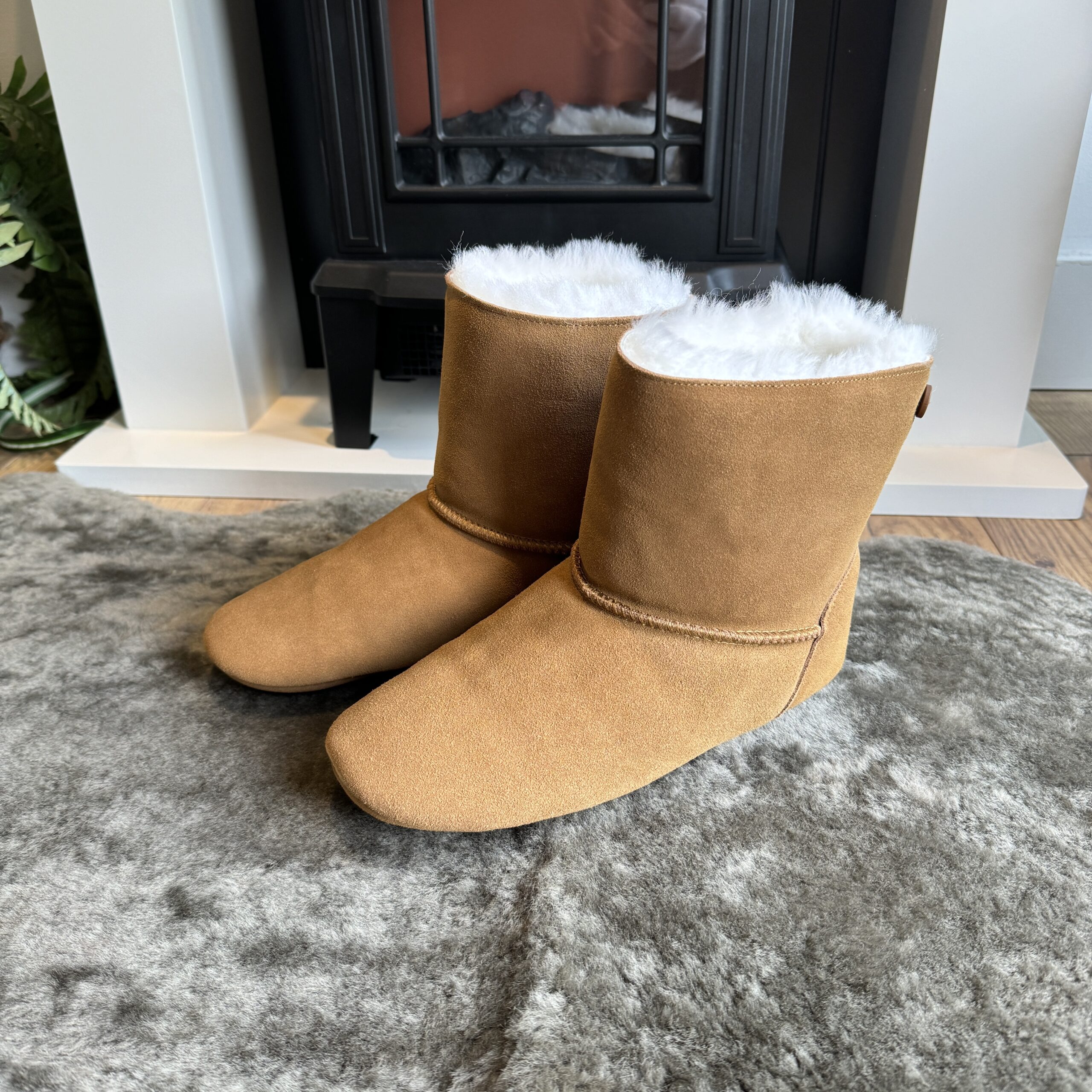 Luxury Sheepskin Indoor Slipper Boots Size 7 Photoshoot Pair Sheepskin